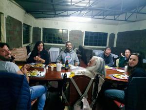 纳库鲁Homebase gardens的一群坐在桌子旁吃饭的人