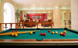 坎帕斯蒂利亚巴利阿尔酒店的客厅配有带球的台球桌