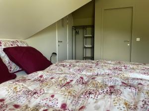 赫纲兰德Velogement 't Moltje的一间卧室配有一张带花卉床罩的床