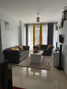 Zoe Homes Greypoint 1br and 2br Apartment 101的休息区