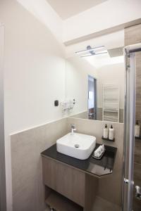 特里波利斯AKROTHEA suites & lounge的一间带水槽和镜子的浴室