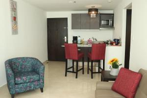 CopecitoAlquiler Apto Ibiza Playa Corona- Reserva mínimo 2 noches的客厅设有带桌椅的厨房