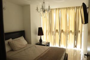 CopecitoAlquiler Apto Ibiza Playa Corona- Reserva mínimo 2 noches的一间卧室配有一张床,窗户配有吊灯