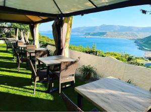 博萨萨鲁梅内拉酒店的一张桌子和椅子,享有海景