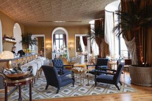 SacyChateau de Sacy的大堂设有桌椅和酒吧。