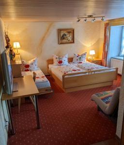楚斯马尔斯豪森阿德勒客栈酒店的酒店客房设有两张床和电视。