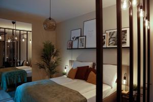 布达佩斯阿卡法假日公寓的一间卧室配有一张床和镜子