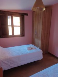 利亚内斯EL COLLAU的一间卧室设有两张床和窗户。