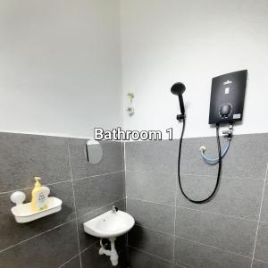 波德申CASARIA HOMESTAY PD 3Bedrooms Bungalow House的带淋浴、水槽和卫生间的浴室
