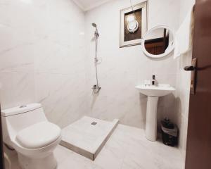 科威特De Iris Regency Fahaheel的白色的浴室设有卫生间和水槽。