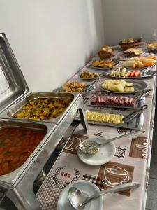 茹阿泽鲁Granvalle Hotel Juazeiro的包含多种不同食物的自助餐