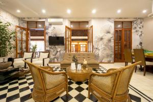 卡塔赫纳San Pedro Claver Luxury in the walled city的客厅配有沙发、椅子和桌子