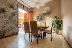 卡塔赫纳San Pedro Claver Luxury in the walled city的一间配备有桌椅和植物的餐厅