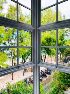 胡鲁马累Charming Beachfront 2BR Apartment in Hulhumale’的从窗户欣赏窗外的树木美景