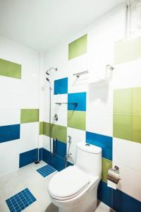 胡鲁马累Charming Beachfront 2BR Apartment in Hulhumale’的一间带卫生间和淋浴的浴室