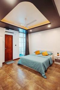 胡鲁马累Charming Beachfront 2BR Apartment in Hulhumale’的一间卧室配有一张带黄色枕头的床。