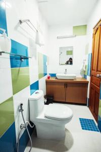 胡鲁马累Charming Beachfront 2BR Apartment in Hulhumale’的一间带卫生间和水槽的浴室
