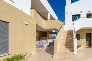 阿尔沃尔Two Bed Apartment in Albur Village, Alvor 2G的房屋设有通往前院的楼梯