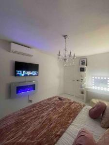 蒙彼利埃Appartement luxury的一间卧室配有一张床和一个吊灯