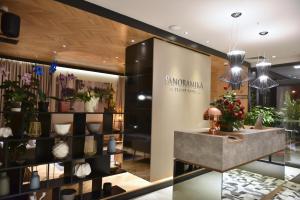 斯科普里Hotel Panoramika Design & Spa的花店,花店在建筑物内陈列着鲜花
