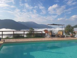 MeggianoAgriturismo Tre Monti的山景游泳池