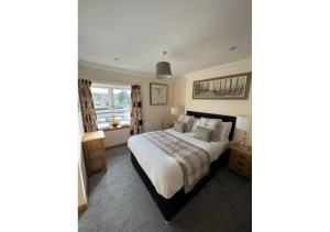 因弗内斯The Waverley Inn Holiday Homes的一间卧室设有一张床和一个窗口