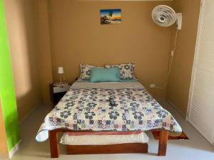 圣安德烈斯LodgeFabi'sPlace的一间带风扇的客房内一张床的卧室