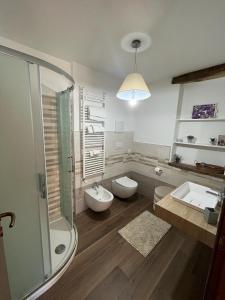 丰尼B&B La Dolce Sosta的一间带两个盥洗盆、淋浴和两个卫生间的浴室