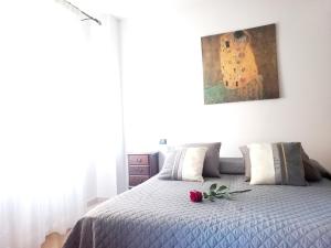 奥西莫B&B ROSE OSIMO的一间卧室,配有一张带鲜花的床