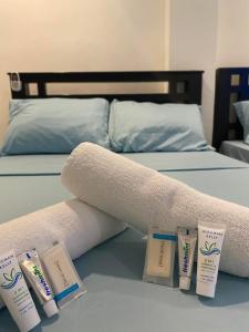 美岸ROMY'S PLACE - ENTIRE 3RD FLOOR APARTMENT的床上的一大堆毛巾和牙刷