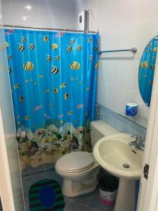 美岸ROMY'S PLACE - ENTIRE 3RD FLOOR APARTMENT的浴室设有淋浴帘,上面有鱼