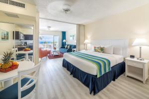 辛普森湾拉维斯塔度假酒店的酒店客房 - 带一张床和用餐室