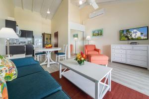 辛普森湾拉维斯塔度假酒店的客厅配有沙发和桌子