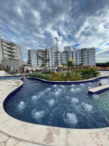 卡达斯诺瓦斯Lagoa EcoTowers Resort Hotel的城市中心的大型游泳池