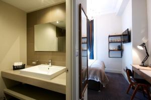 基尤邱园酒店 的一间带水槽和床的浴室
