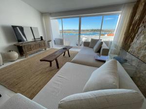 阿尔沃尔Alvor River & Sea View的带沙发和电视的客厅