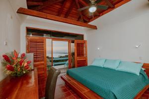 曼努埃尔安东尼奥Hotel Planeta Sano的一间卧室配有一张床,享有海景