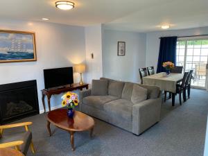 米斯蒂克泰伯酒店的客厅配有沙发和桌子