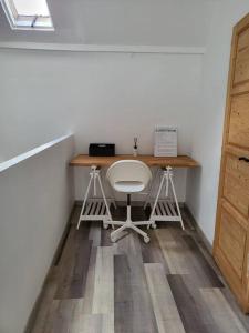 敦刻尔克Nuitées / télétravail的一张桌子和一张白色椅子