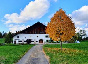 拉绍德封Ô Valanvron - Appartement dans une ancienne ferme neuchâteloise的前面有树的谷仓