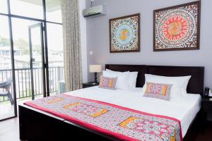 康提Kandy City View的一间带大床的卧室和一个阳台