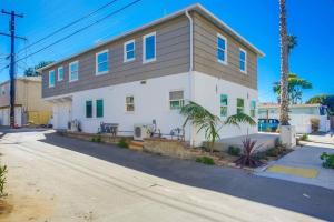 圣地亚哥Ocean Beach Retreat 2BR Newly Remodeled, 2 Blocks to Sand and Shops的白色的房子,街上有蓝色的窗户