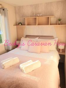 布莱克浦Becky's Caravan at Marton Mere的床上有两条毛巾