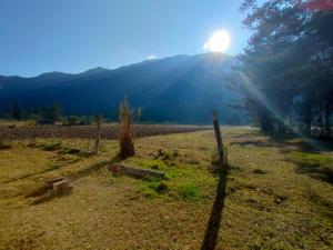 基多Pululahua Magia y Encanto的太阳在田野上的围栏