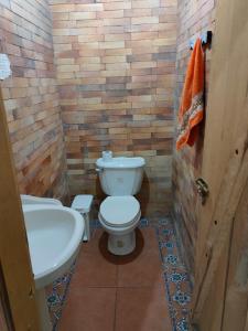基多Pululahua Magia y Encanto的一间带卫生间和水槽的浴室