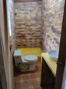 基多Pululahua Magia y Encanto的浴室配有卫生间、盥洗盆和浴缸。