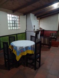 基多Pululahua Magia y Encanto的客房设有桌椅和炉灶。