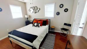 圣彼得堡The Hipster Studio in DTSP的一间卧室配有带橙色和蓝色枕头的床