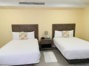 Tortola IslandThe New View Inn的卧室内两张并排的床