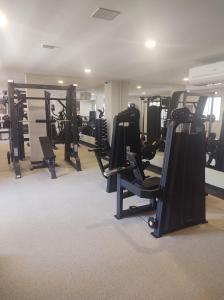 塔曼达雷Flat praia dos carneiros eco resort 26的健身房设有排跑步机和健身器材